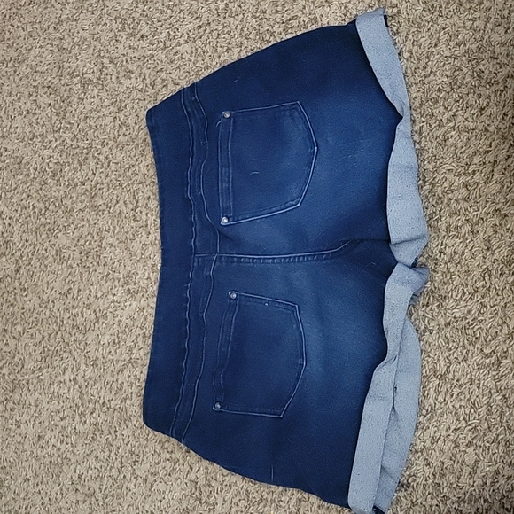 Shorts - Picture 3 of 3